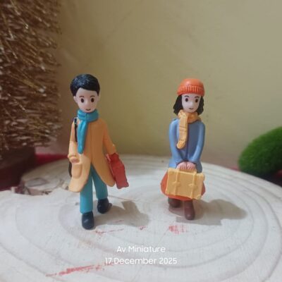 Miniature Travelling Couple Fairy Garden Figurine (Resin Decor)